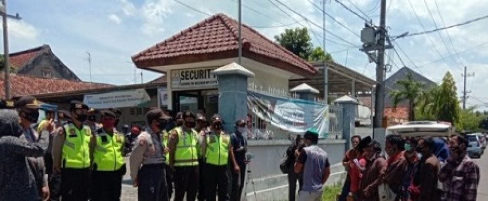 Barisan Pemuda Bangkalan Gelar Aksi Demo PLN Sering Mati