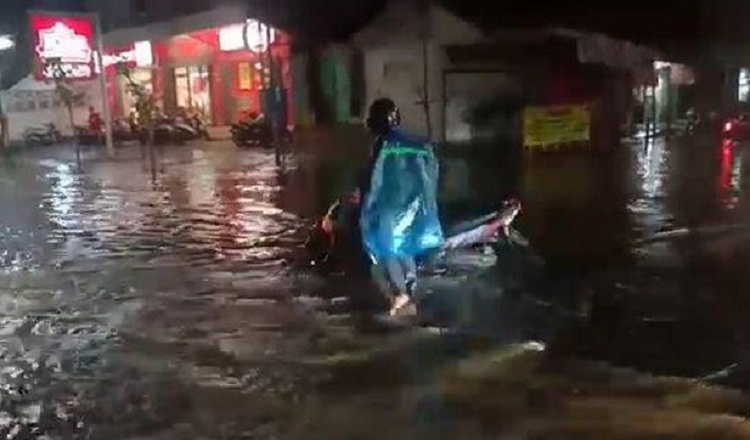 Hujan Selama 2 Jam Rendam Jalanan di Bojonegoro