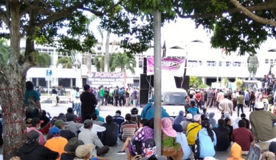 Puluhan Petani Jember Gelar Aksi Demo Tolak Komnas HAM