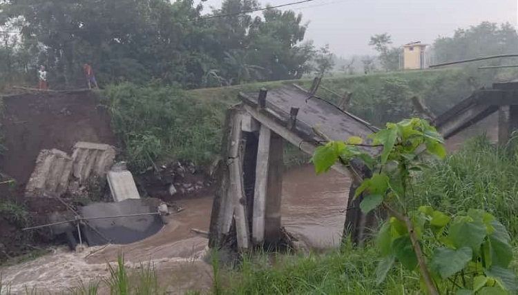 Jembatan Brodot di Jombang Ambruk Berantakan Tergerus Banjir