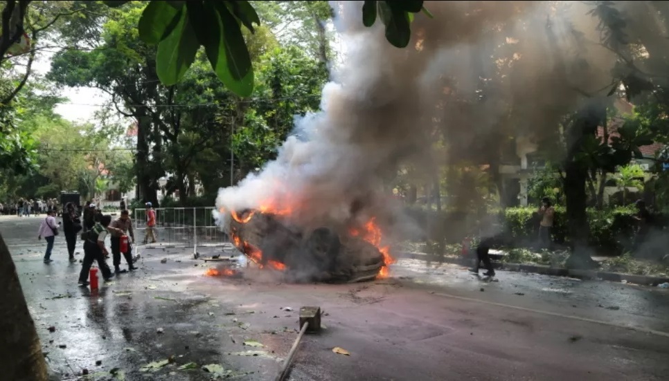 Demo Memanas, Oknum Massa Bakar 4 Mobil Dinas Pemkot Malang