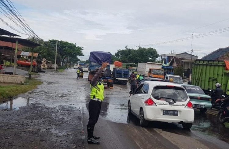 Akses Jalan di Pasuruan Macet Terendam Banjir