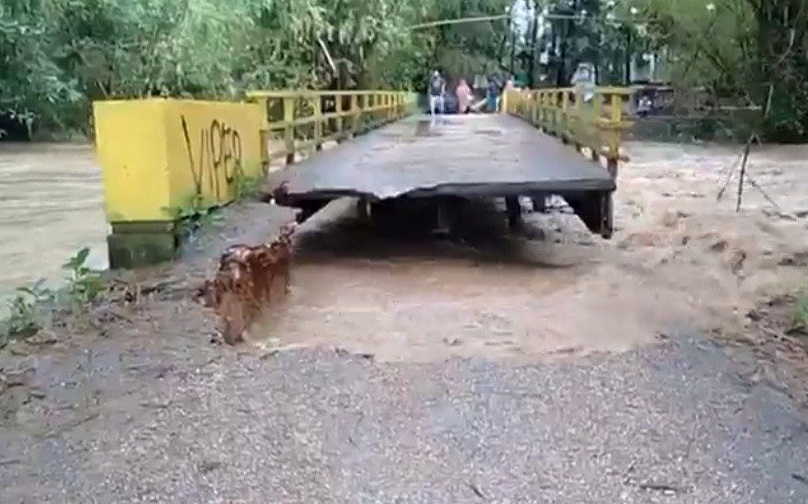 Diterjang Banjir, Jembatan di Palengaan Pamekasan Putus
