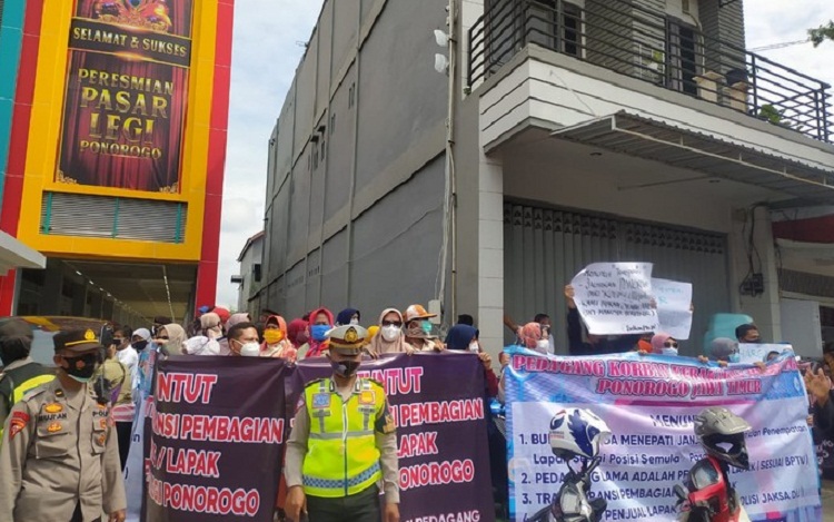 Puluhan Pedagang di Ponorogo Gelar Aksi Demo Tuntut Hak Kios