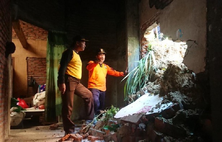 Plengsengan Tebing Setinggi 12 Meter Rusak Rumah Warga