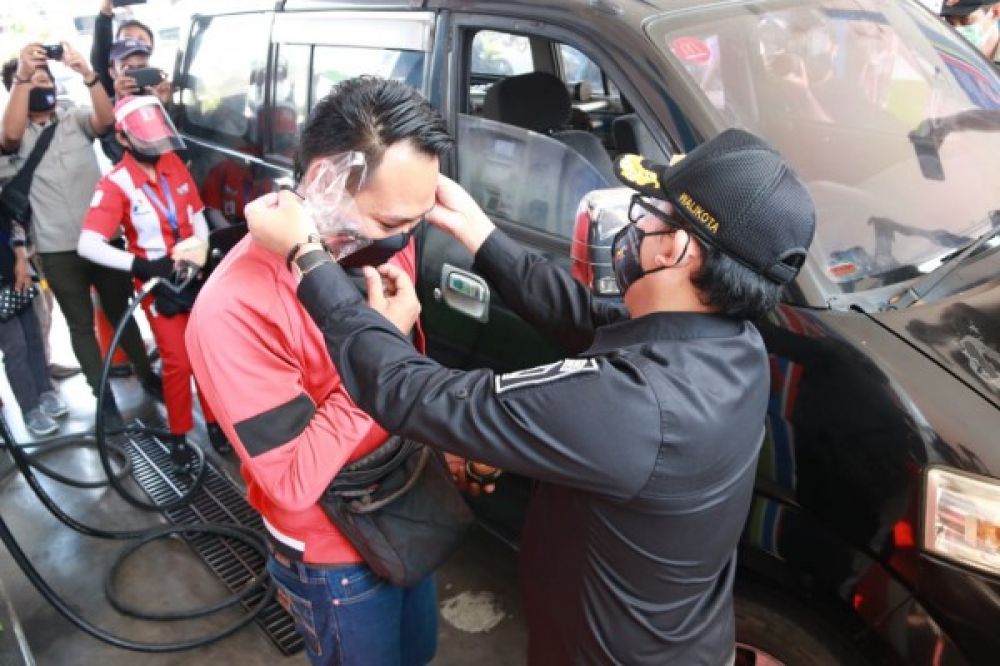 Wali Kota Sutiaji Gencarkan Gerakan SPBU Bermasker, Lawan Covid-19