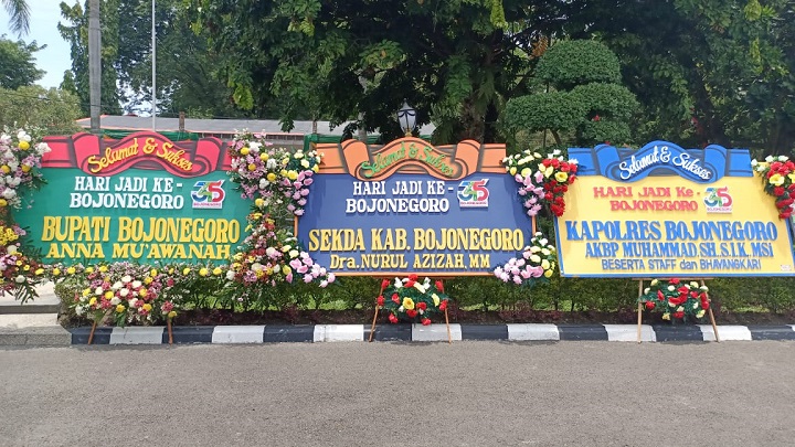 Pendopo Pemkab Bojonegoro Dipenuhi Karangan Bunga