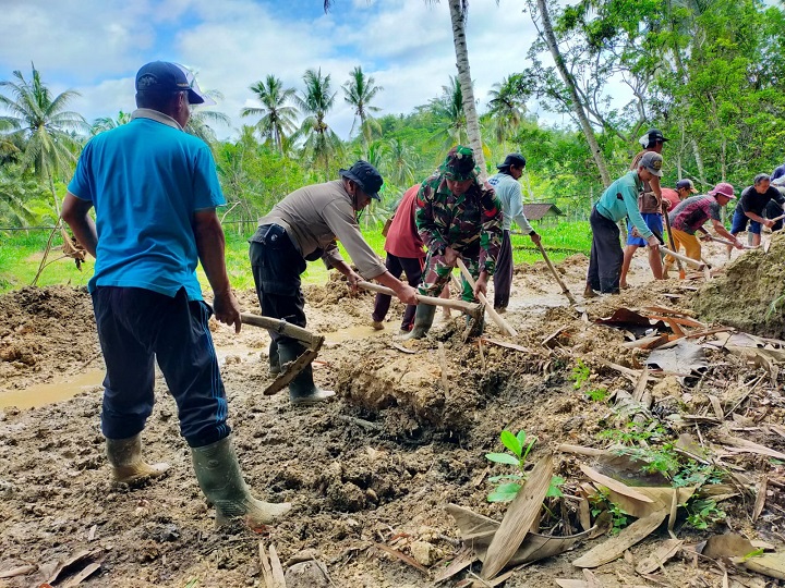 Pasca Banjir, Polsek Panggungrejo Lakukan Kegiatan Kerja Bakti
