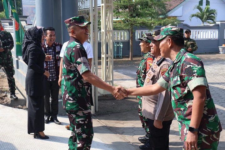 Bupati Ikfina Dampingi Wasev TNI AD Cek TMMD Ke-116