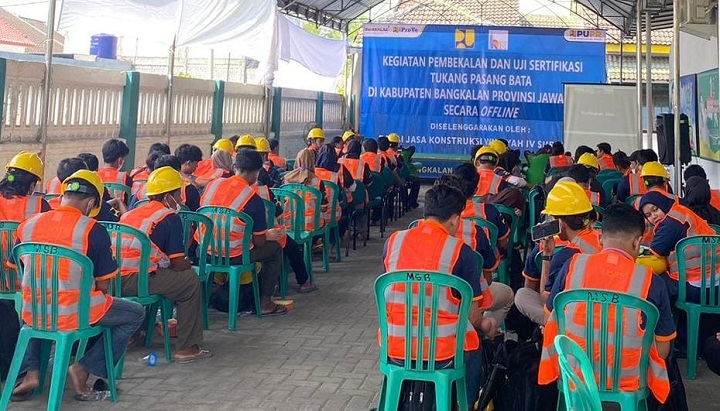 Kemen PUPR bekali 100 Kuli di Bangkalan untuk Ikuti Uji Sertifikasi