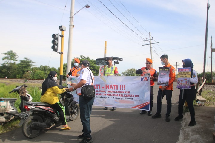 Cegah kecelakaan Pengguna Jalan Pintasan Rel Kereta Api, PT KAI Daop 7 Madiun, Lakukan Sosialisasi Keselamatan