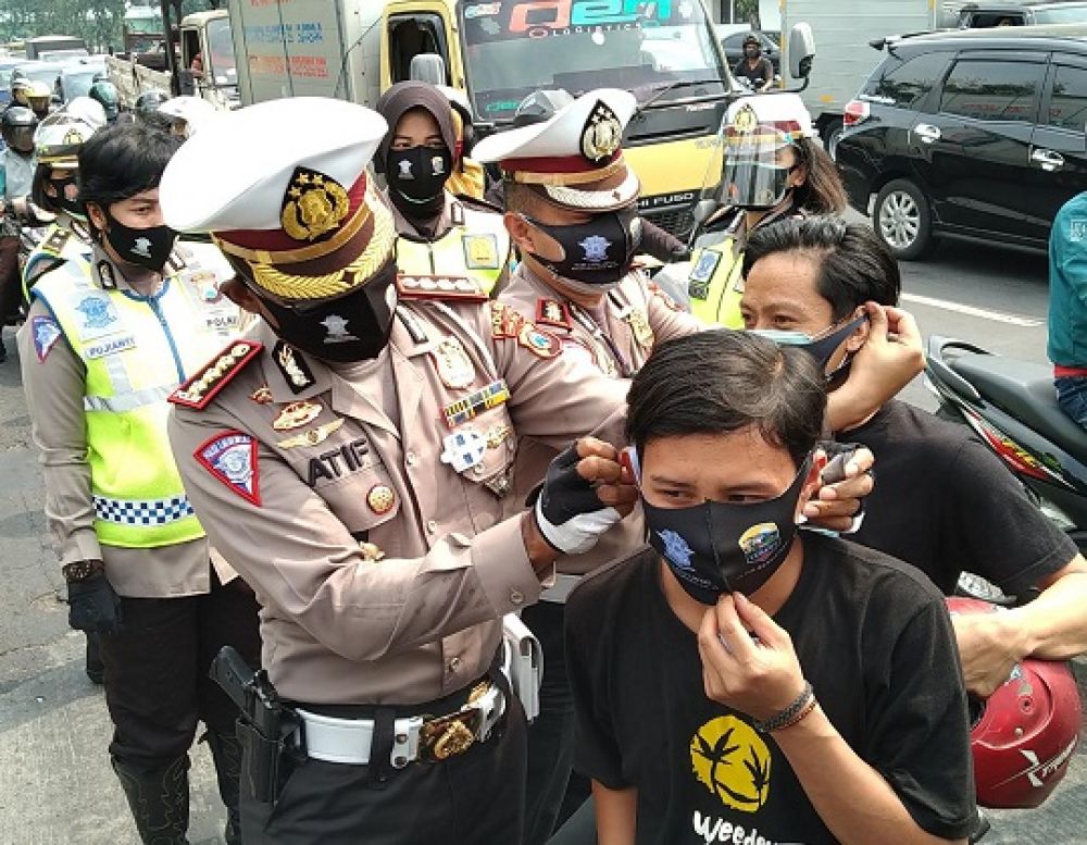 Polrestabes Surabaya Gelar Baksos Bagi Masker