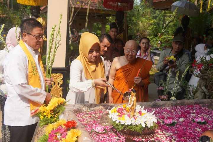 Kunjungi Mahavihara, Bupati Ikfina Ucapkan Selamat Waisak untuk Pemeluk Ajaran Buddha