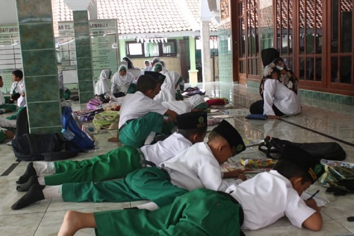 2 Kelas Rusak, Puluhan Murid MI di Jombang Belajar di Masjid