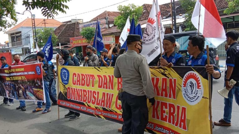 Buruh di Jombang Demo Tuntut Kenaikan UMK 25 Persen