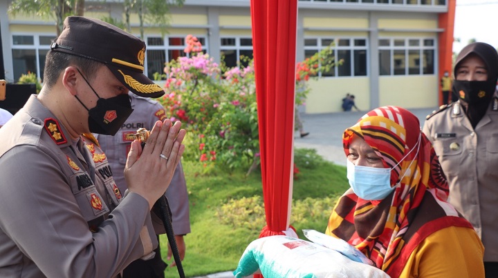 Polri/TNI dan Yayasan Budha Tzu Chi Bagikan Beras kepada Masyarakat