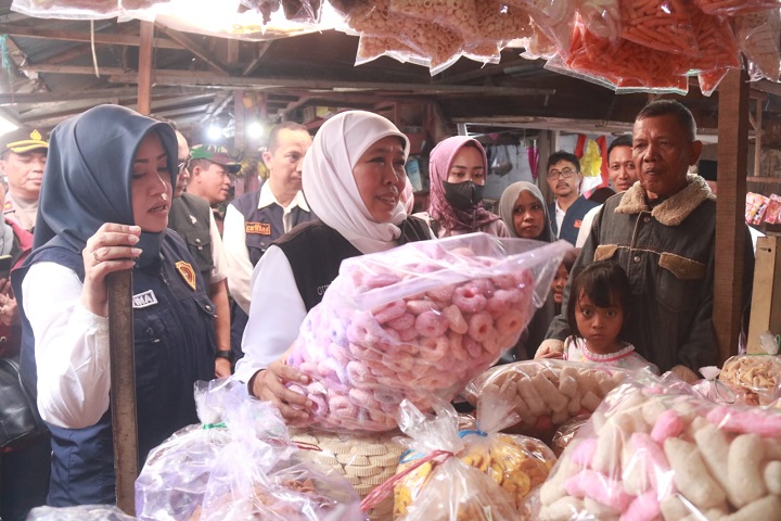 Pastikan Suplai Harga Kebutuhan Pokok Aman, Gubernur Jatim Sidak Sembako di Pasar Mojokerto