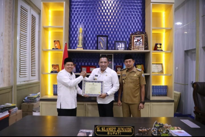 Bupati Sampang H Slamet Junaidi Dapat Penghargaan dari Kemenag RI