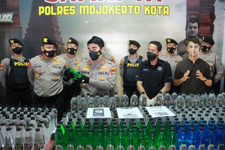 Polresta Mojokerto Amankan 387 Botol Arak Bali