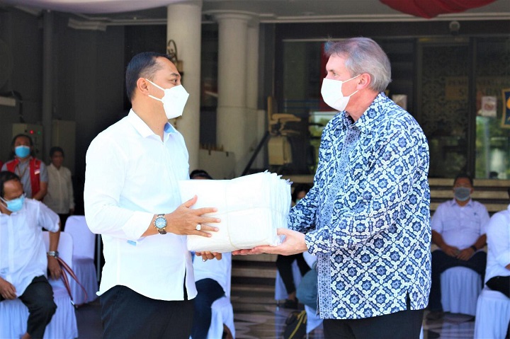 Sampoerna Academy Donasikan 1.000 APD ke Pemkot Surabaya