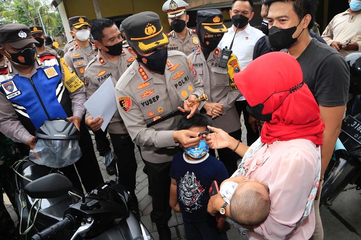 Presiden Jokowi Berempati Kepada Seorang Ibu yang Motornya Hilang saat Pertama Kali Sebagai Driver Ojol