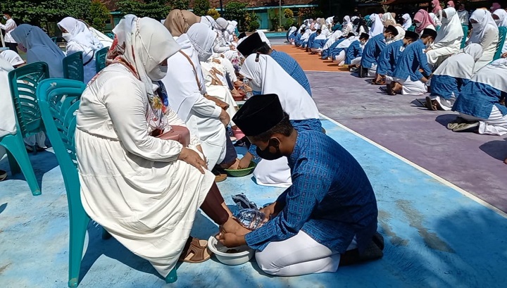 SMPN 1 Sukorejo Kabupaten Pasuruan, Peringati Hari Ibu dengan Membasuh Kaki Ibu