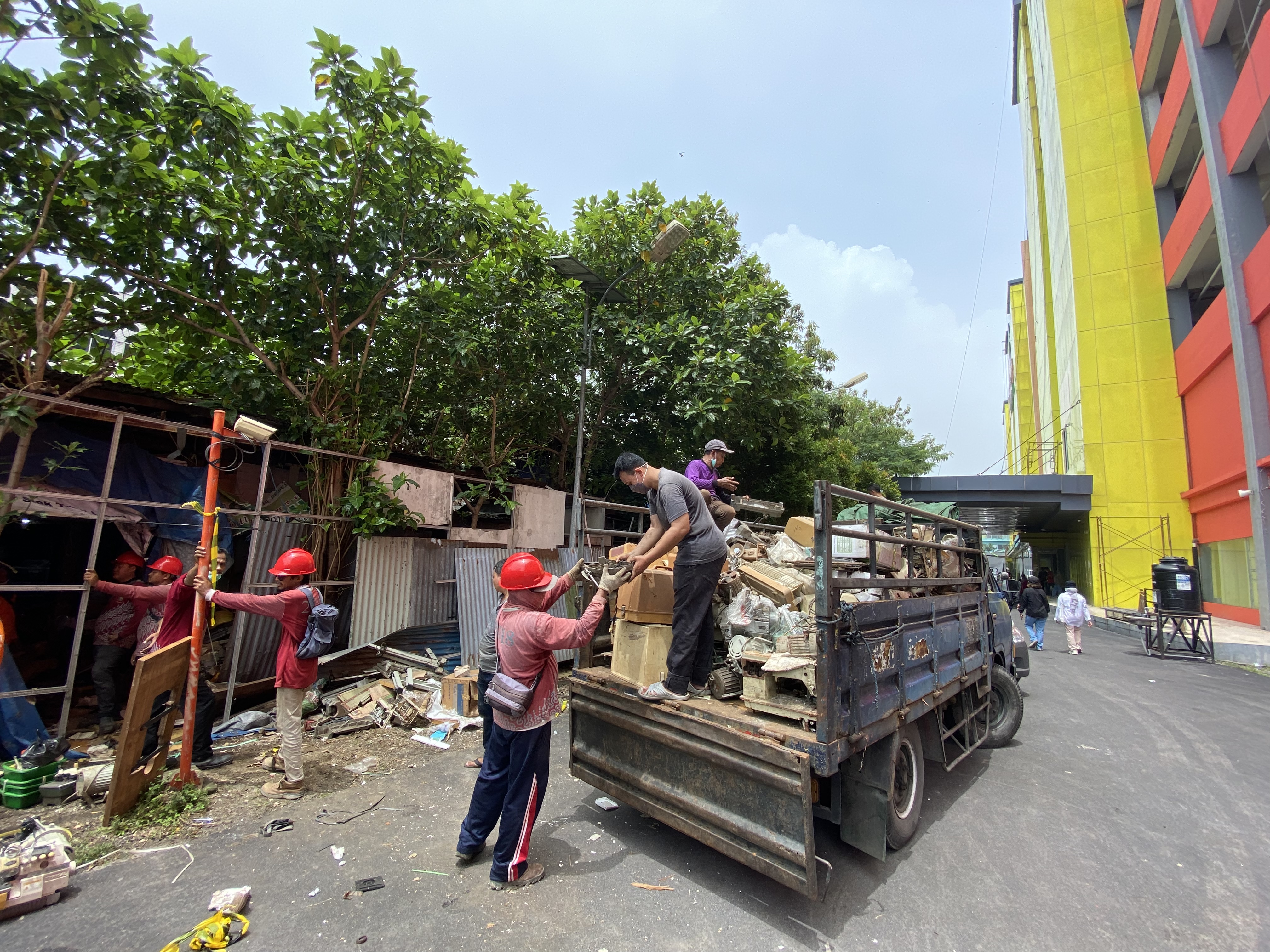 Pedagang Pasar Turi Antusias Bongkar Stan-stan di TPS Secara Mandiri
