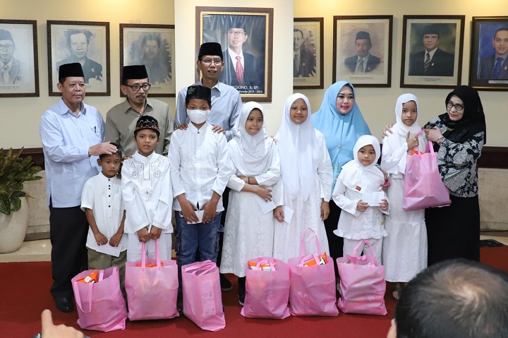 Wujudkan Kepedulian Sosial di Bulan Suci Ramadhan Pimpinan DPRD Kota Surabaya Beri Santunan Anak Yatim
