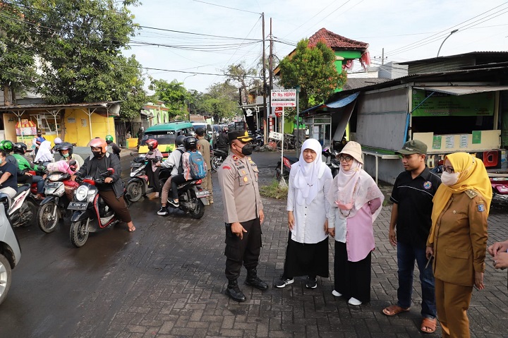 Pantau Kemacetan di Simpang Lima Keputih, Wakil Ketua DPRD Surabaya Reni Astuti: Perlu Solusi Sistematik