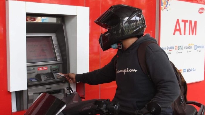 Publik Terheran-heran, 4 Bank Pungut Biaya Cek Saldo di ATM