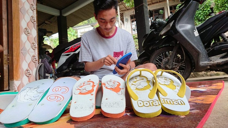 Berawal Iseng, Ali Eksis Bisnis Ukir Sandal Jepit di Tengah Pandemi