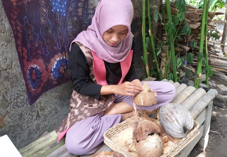 Eksis Berbisnis Batik Menggunakan Pola Sabut Kelapa