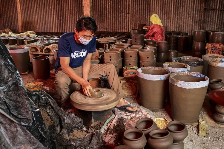 Sukses Berbisnis Kerajinan Gerabah Beromzet Puluhan Juta