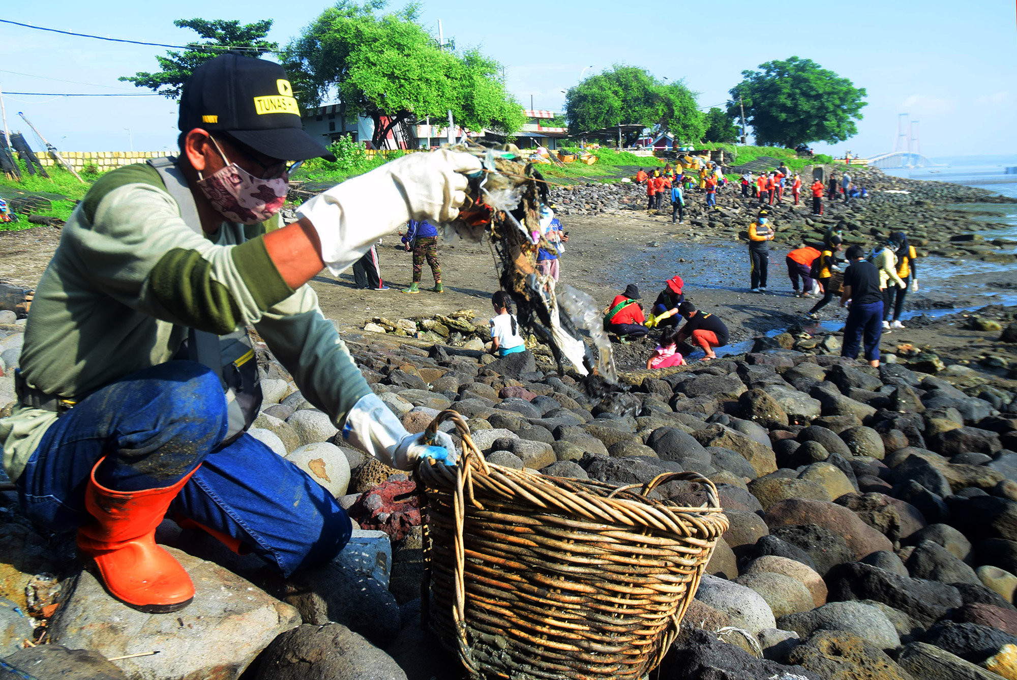 Aksi Bersih - Bersih Sampah di Pesisir Pantai
