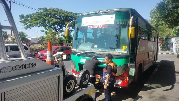 Bus Kota Indrapura Seruduk 6 Motor di DTC Wonokromo