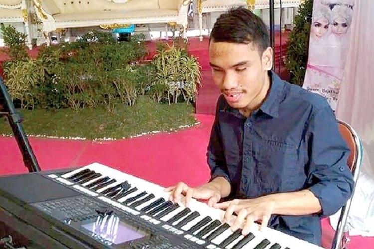 Seniman Musik Tunanetra yang Mahir Bernyanyi dan Bermain Keyboard