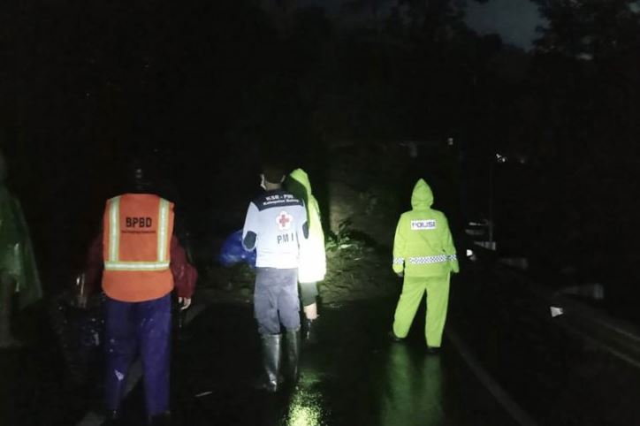 Akses Jalan Malang-Kediri Tertutup Total Akibat Longsor  di Ngantang