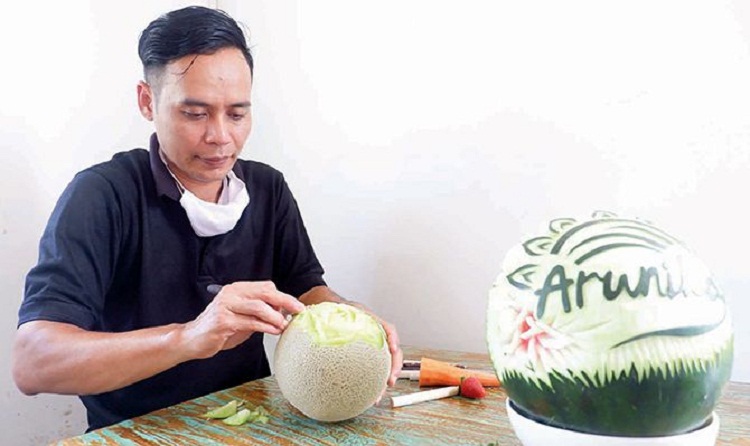Chef Triyono Eksplorasikan Kemampuan Seni Lewat Carving Fruit