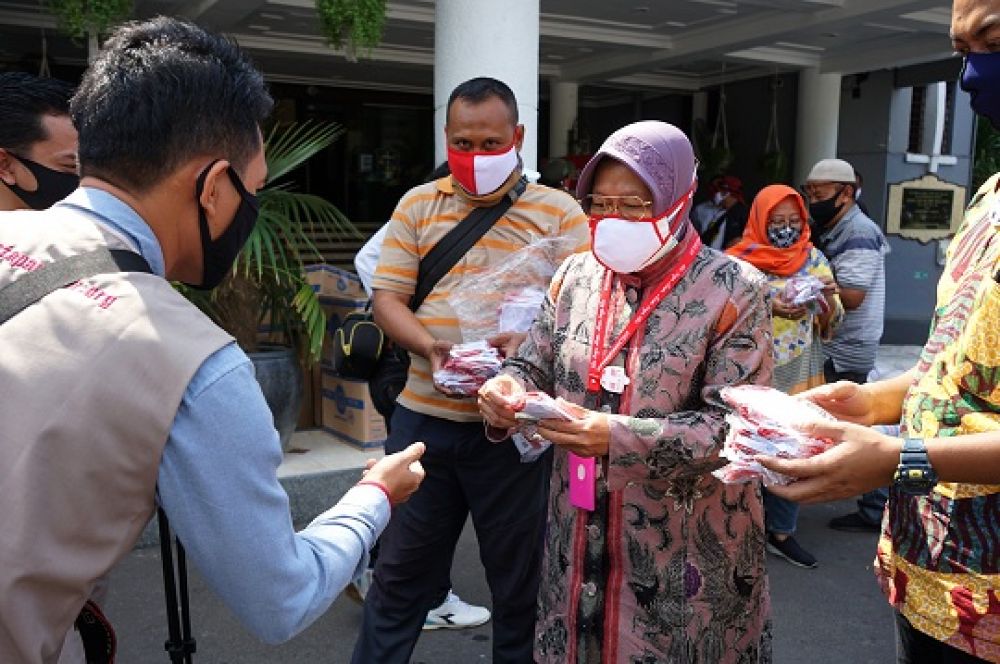 Walikota Surabaya Terima 10 Ribu Masker Merah Putih dari Ari Lasso