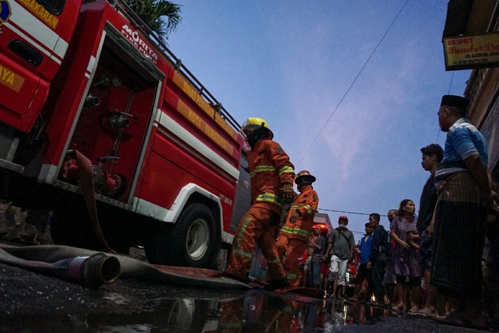 FOTO: Antusias Warga Surabaya Menyaksikan Kebakaran