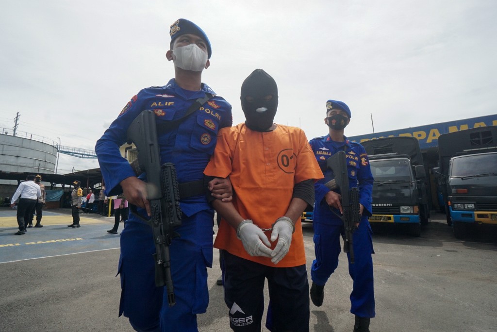 FOTO: DitPolair Polda Jatim Amankan Pelaku Pembuatan Bom Ikan di Surabaya
