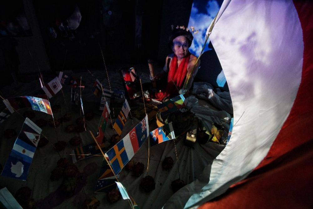 FOTO: Teater Ragil Kibarkan Bendera Setengah Tiang