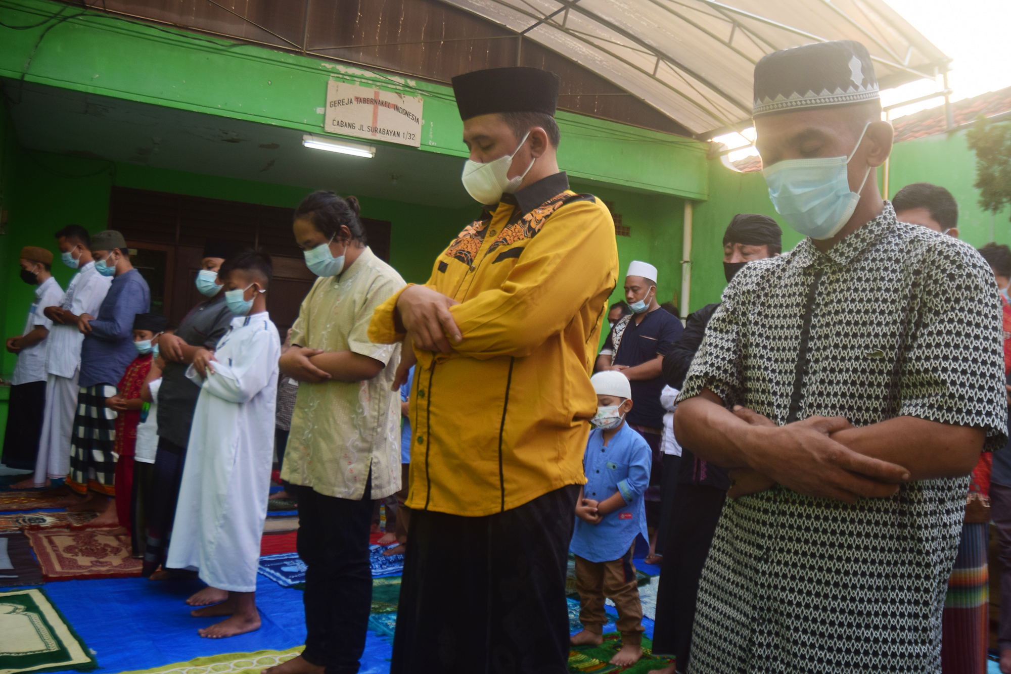 FOTO: Sholat Idul Fitri di Gelar di Tengah Kampung Berdampingan Gereja