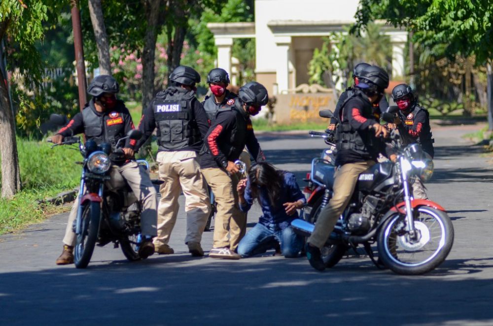 FOTO: Tim Anti Bandit Polsek Sukolilo Menangkap Pelaku Kejahatan