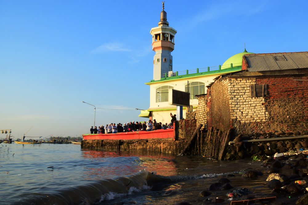 FOTO : Umat Muslim Merayakan Idul Adha 1441 H di Pesisir Laut