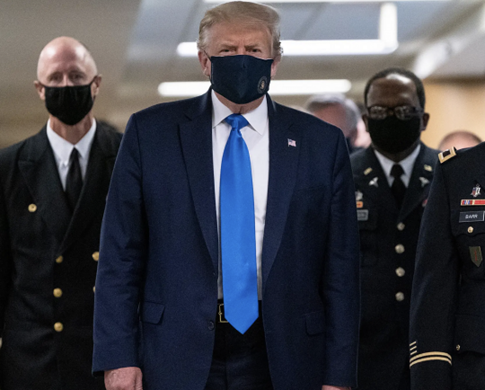 Trump Akhirnya Mau Pakai Masker