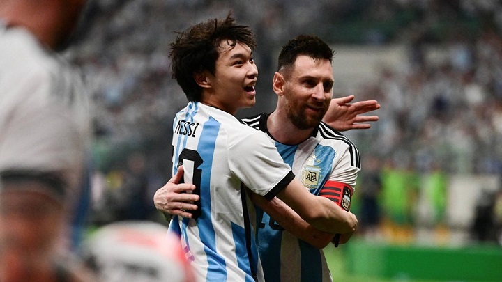 Ingin Tiru Fans di China Nyelonong Masuk Stadion dan Peluk Messi? Gak Bakal Bisa di GBK