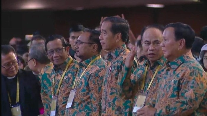 Jokowi Gandeng Prabowo dan Mahfud MD, "Natalan" di Gereja Bethany Surabaya