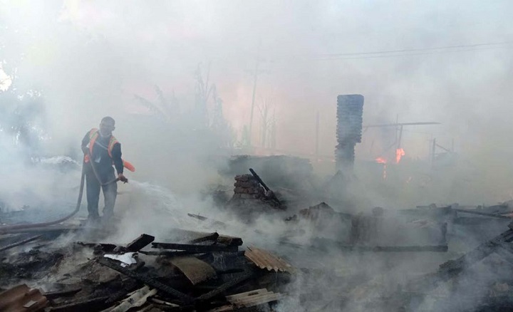 Jelang Berbuka, Gudang Triplek di Probolinggo Ludes Terbakar