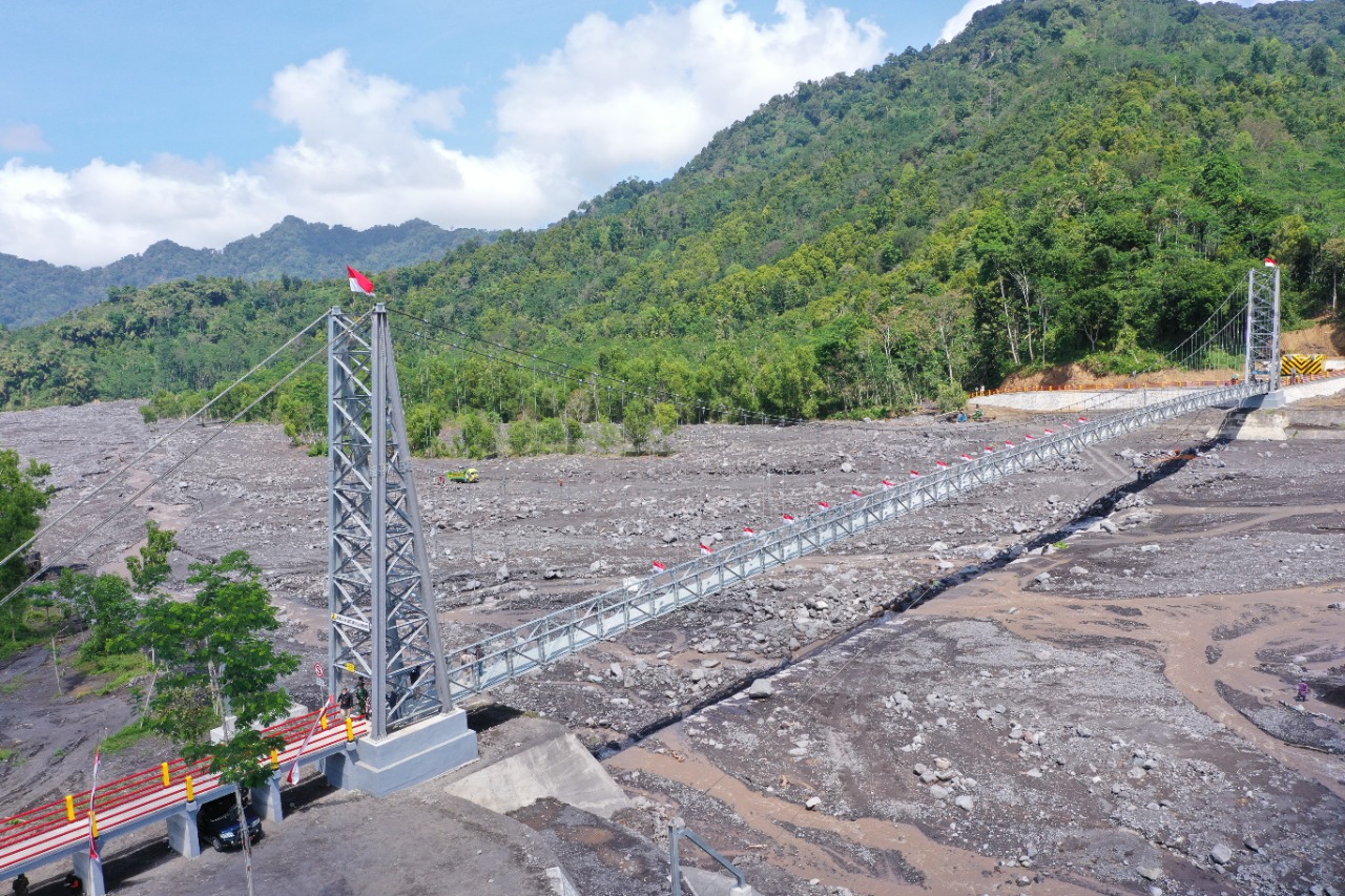 Gubernur Khofifah Resmikan Jembatan Gantung Kali Regoyo Lumajang
